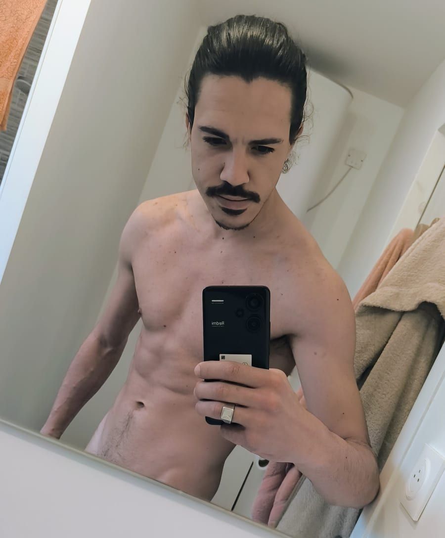 Fausto - Cruising gay à Viroinval Profil de Fausto, 43 ans, Cruising gay à Viroinval (Namur)
