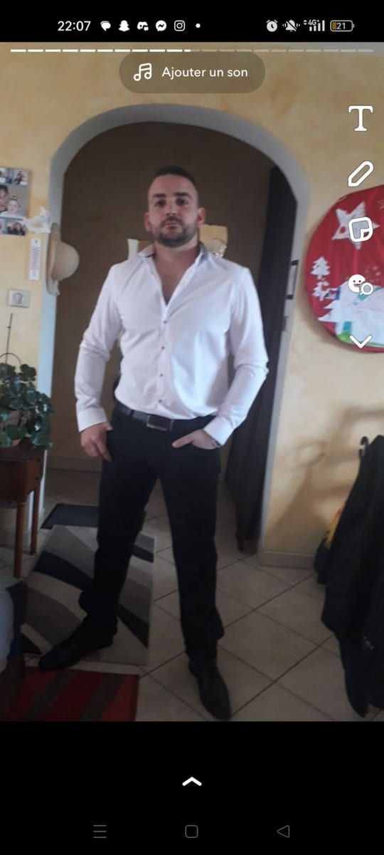 Azedine - Cruising gay à Mouscron Profil de Azedine, 31 ans, Cruising gay à Mouscron (Hainaut)