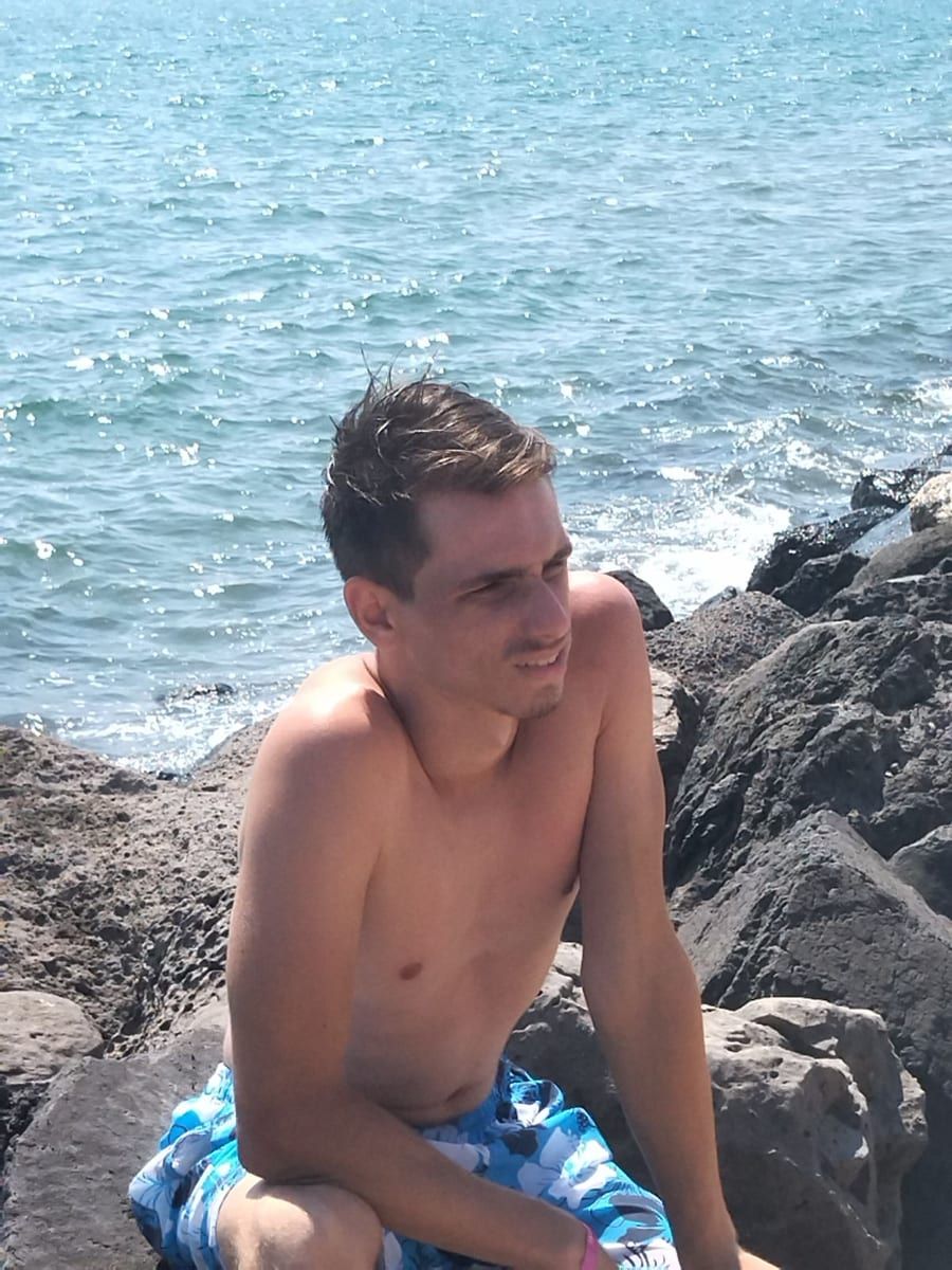 Yanny - Cruising gay à Chimay Profil de Yanny, 42 ans, Cruising gay à Chimay (Hainaut)