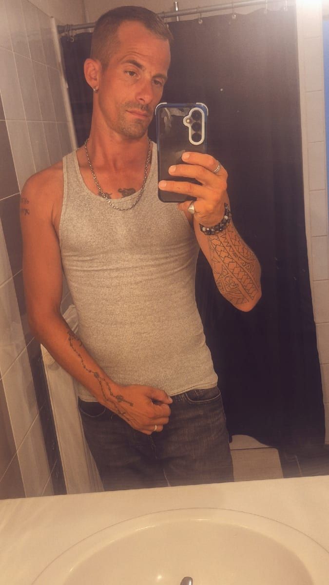 Reihane - Cruising gay à Aywaille Profil de Reihane, 45 ans, Cruising gay à Aywaille (Liège)
