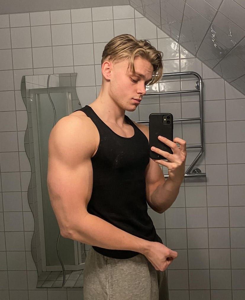 Dixon - Cruising gay à Soignies Profil de Dixon, 23 ans, Cruising gay à Soignies (Hainaut)