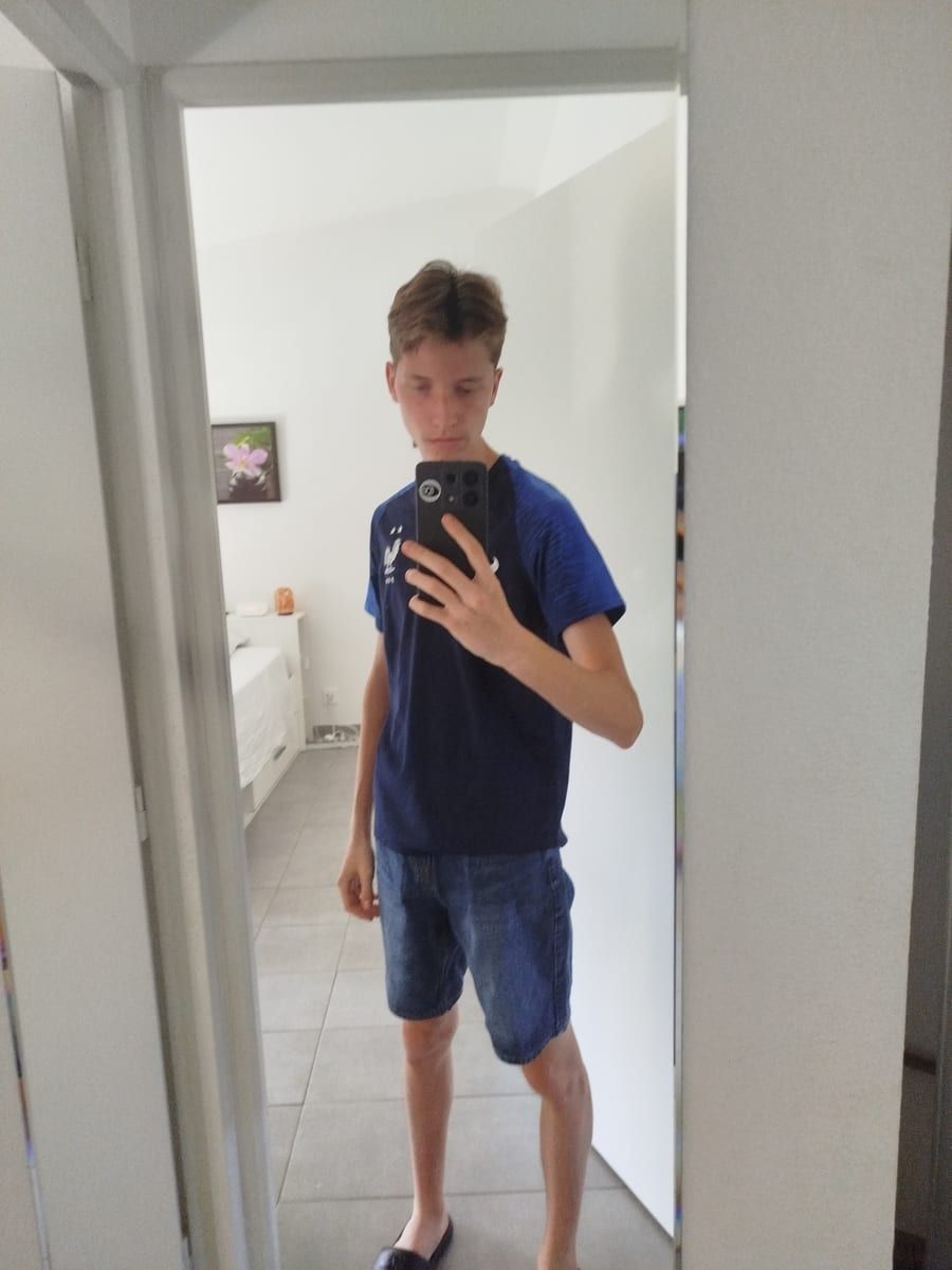 Rénald - Cruising gay à Sombreffe Profil de Rénald, 28 ans, Cruising gay à Sombreffe (Namur)