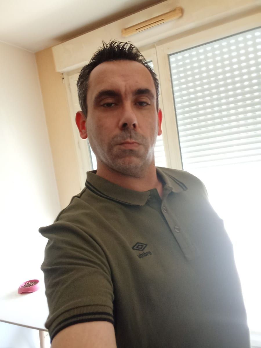 Kervens - Cruising gay à Tinlot Profil de Kervens, 39 ans, Cruising gay à Tinlot (Liège)