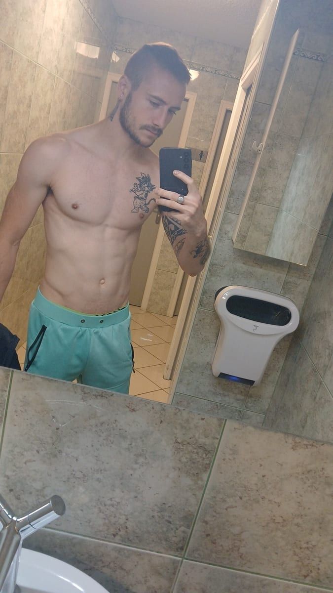 Profil de Moustafa, 27 ans, Cruising gay à Herbeumont (Luxembourg)